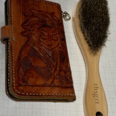 革のお手入れ　2 馬毛ブラシ