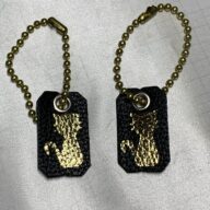 金箔の猫ストラップ2個セット+(肉球ストラップ)