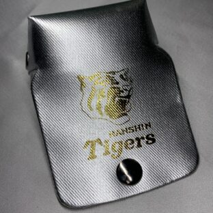 2．Tigers 小物ﾐﾆﾐﾆﾊﾞｯｸﾞ（シルバー特殊加工布製）ポシェット変身可