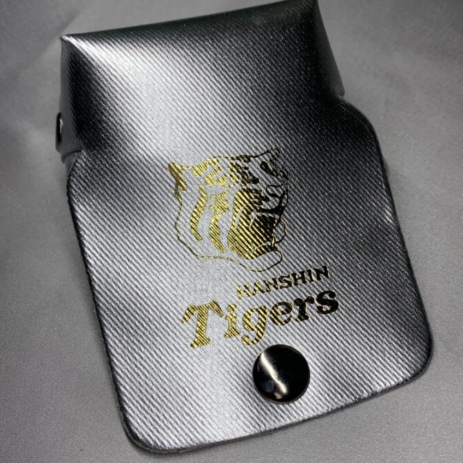 銀製　ミニミニサイズバッグ 2．Tigers 小物ﾐﾆﾐﾆﾊﾞｯｸﾞ（シルバー特殊加工布製）ポシェット